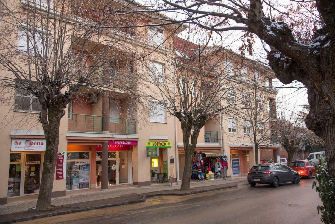 Centrum 2 Apartmanok Heviz Ngoại thất bức ảnh